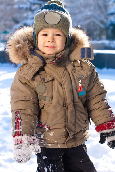 Маленький мальчик в снегу — стоковое фото