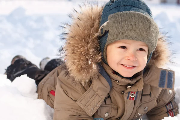 Маленький мальчик в снегу — стоковое фото