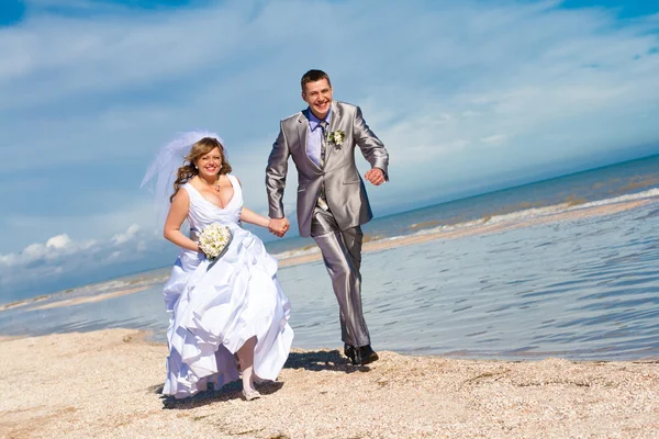 Wedding Couple Runs Beach — Stock Photo, Image