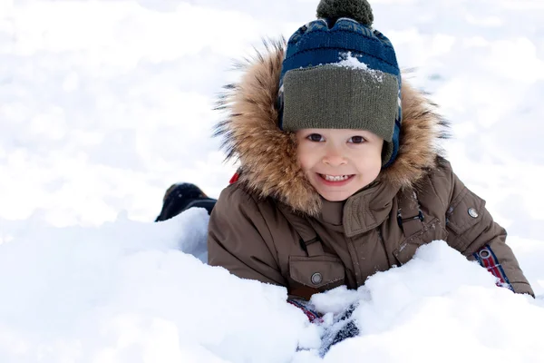 Een kleine jongen in de sneeuw Stockfoto