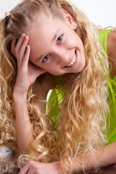 Blond dziewczynka uśmiechając się — Zdjęcie stockowe