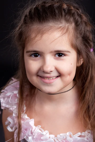 Μικρό κορίτσι μελαχρινή σε ένα ελαφρύ φόρεμα σε μαύρο φόντο — Φωτογραφία Αρχείου