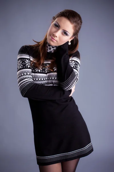 Молодая красивая женщина в свитере — стоковое фото