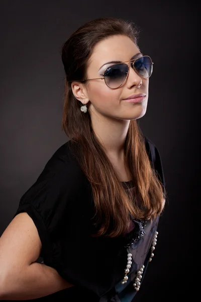 Modelo de moda con gafas de sol modernas —  Fotos de Stock