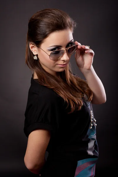 Modelo de moda usando óculos de sol modernos — Fotografia de Stock