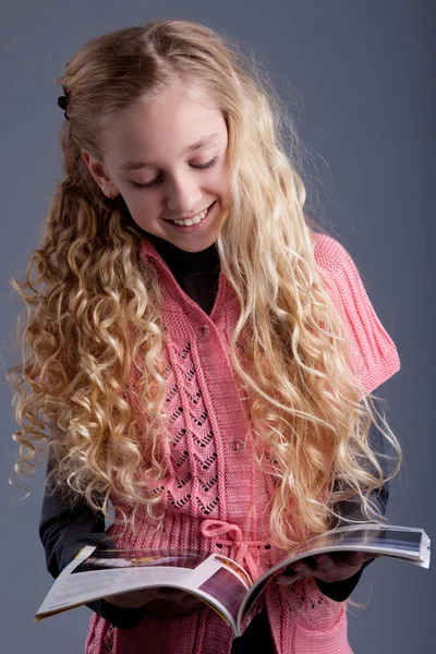 Студійний портрет блондинки з журналом Ліцензійні Стокові Фото