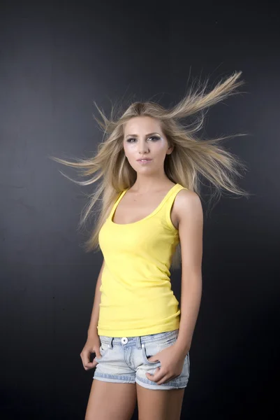 Het meisje in een gele vest, op een zwarte achtergrond, concentreren op de ogen — Stockfoto