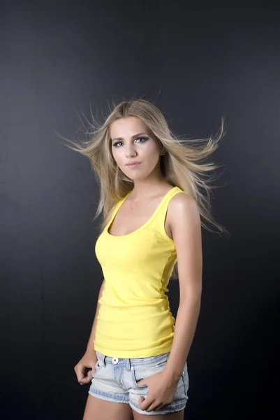 Het meisje in een gele vest, op een zwarte achtergrond, concentreren op de ogen — Stockfoto