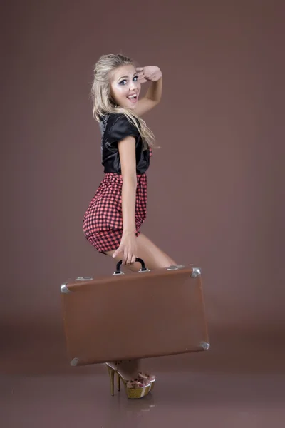 La chica con una maleta —  Fotos de Stock