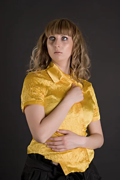 Девушка в жёлтой рубашке смотрит на тебя, фокусируясь на глазах. — стоковое фото