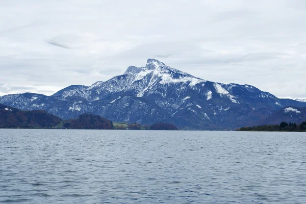 Alperna över sjön på hösten — Stockfoto