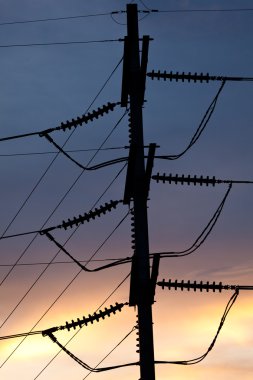 güzel alacakaranlık gökyüzü ile elektrik direği