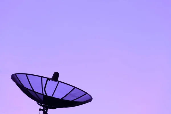 저녁 하늘에 위성 접시 — 스톡 사진