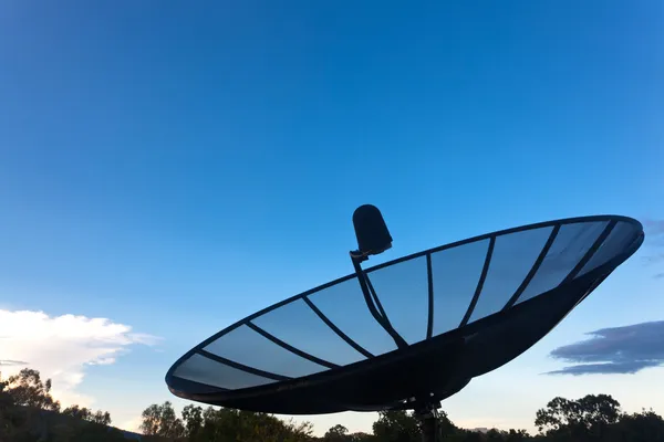 Satellitenschüssel am Abendhimmel — Stockfoto