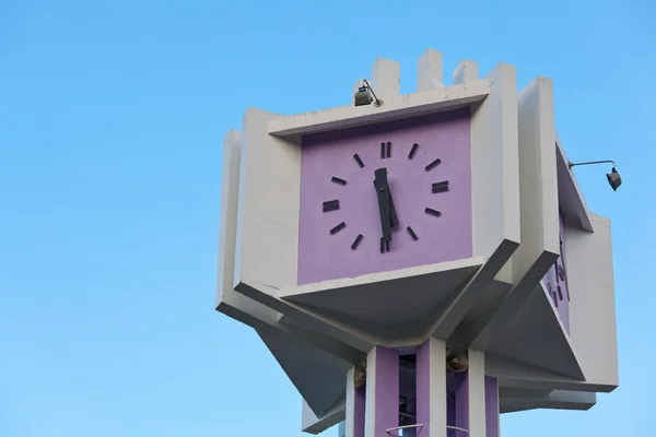 Torre del reloj en vista de ángulo ancho bajo con cielo azul, se encuentra —  Fotos de Stock