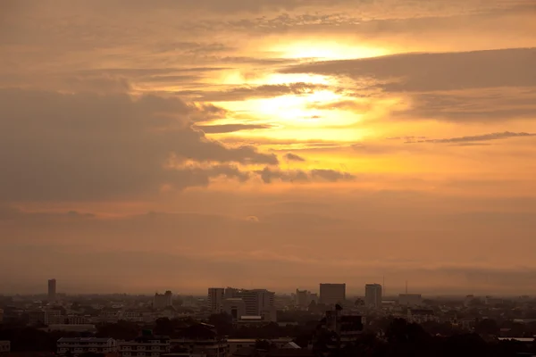 Nice céu nascer do sol sobre Chiangmai Tailândia cidade — Fotografia de Stock