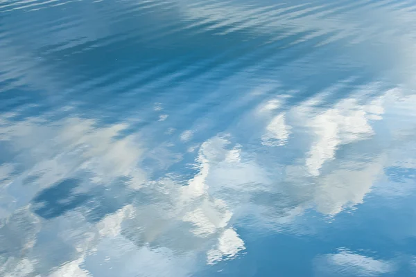 蓝蓝的天空涟漪的湖面上 — 图库照片