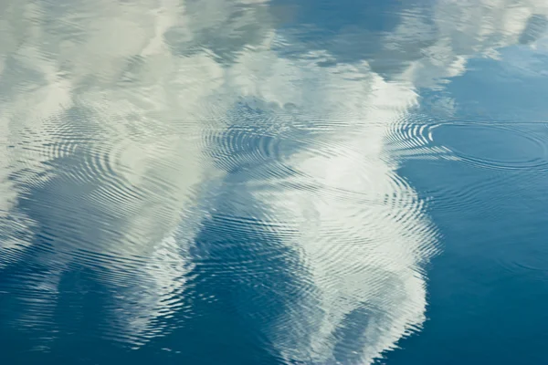 호수 표면에 푸른 하늘 리플 — 스톡 사진