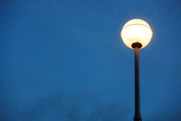 Poste da lâmpada no escuro — Fotografia de Stock