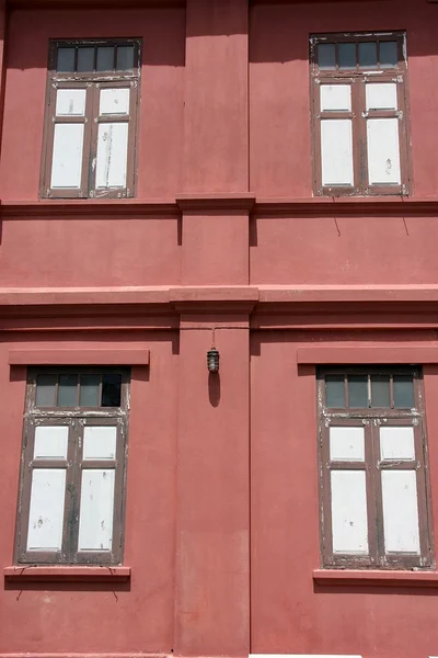 Красное окно — стоковое фото
