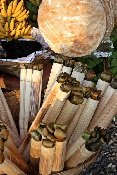 Липкий рис в бамбуку — стокове фото