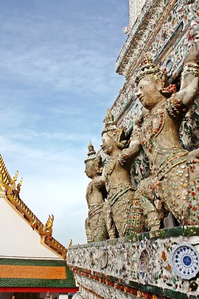 Thailändska vinkel staty — Stockfoto