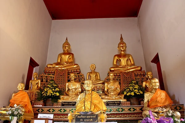 Estatua de monje budista y Buda — Foto de Stock