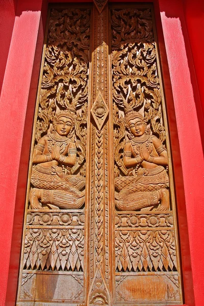 Двері дерев'яні різьблення — стокове фото
