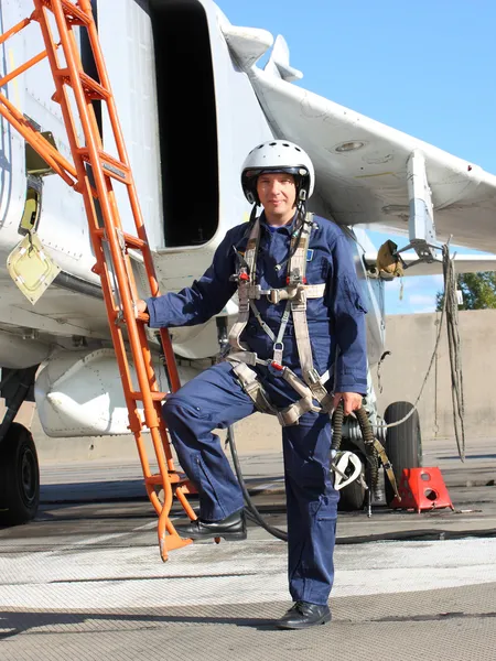 El piloto militar en el avión —  Fotos de Stock