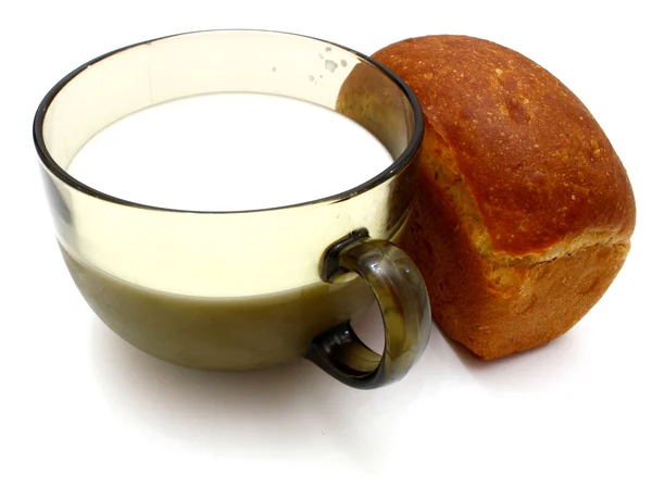 ミルクと黒のパン — ストック写真