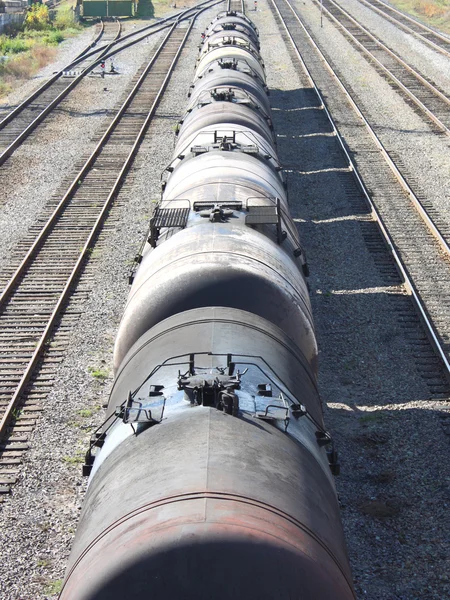 O trem transporta petróleo em tanques  . — Fotografia de Stock
