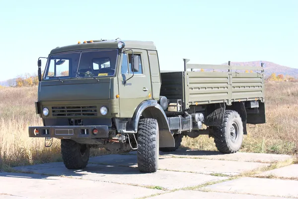 Den militära lastbilen — Stockfoto
