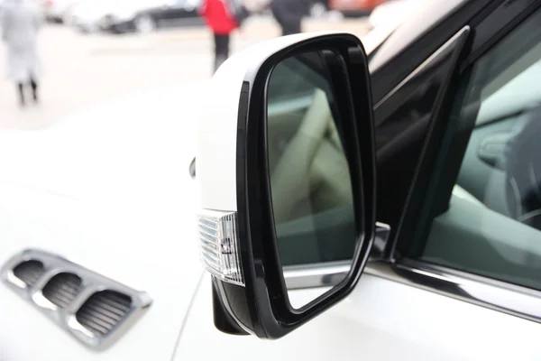 Автомобильное зеркало заднего вида — стоковое фото