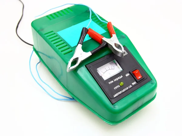 Зарядное устройство для автомобильного аккумулятора — стоковое фото