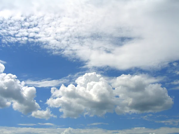 Pilvet sinisellä taivaalla — kuvapankkivalokuva