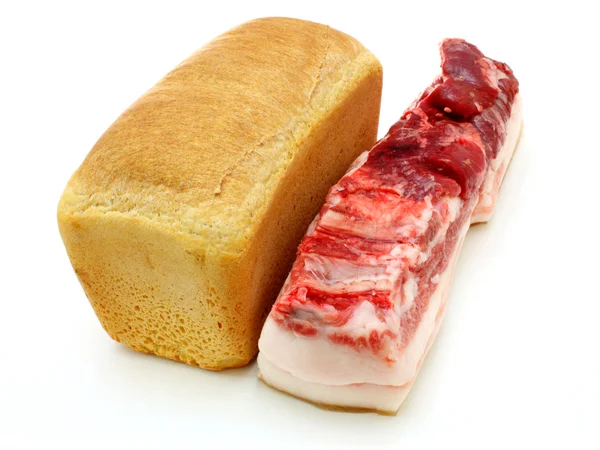 Хлеб и большой кусок мяса — стоковое фото