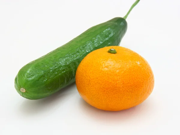 Il cetriolo verde fresco con un mandarino — Foto Stock
