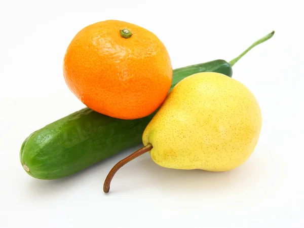 El pepino con la mandarina y la pera —  Fotos de Stock