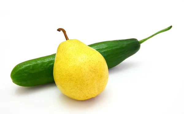 Cetriolo verde fresco con una pera — Foto Stock