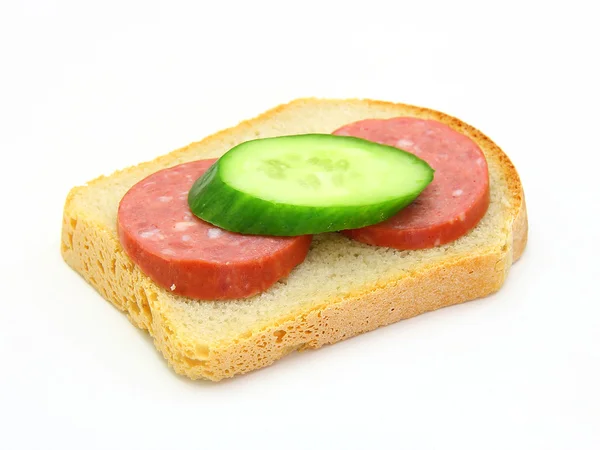 Sanduíche com linguiça e um pepino — Fotografia de Stock