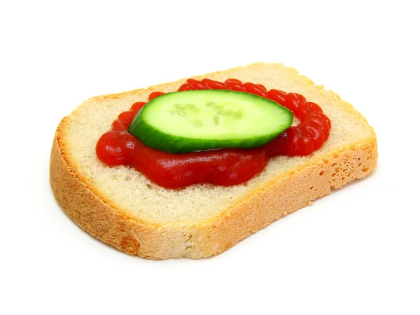 Smörgås med ketchup och en gurka — Stockfoto