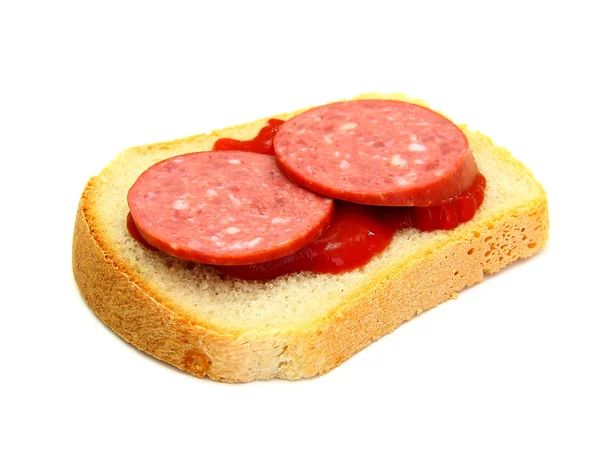 Sandwich saludable con salchicha Ketchup r sobre un fondo blanco — Foto de Stock