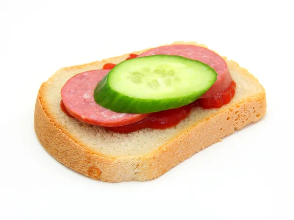 Smörgås med ketchup korv och en gurka — Stockfoto
