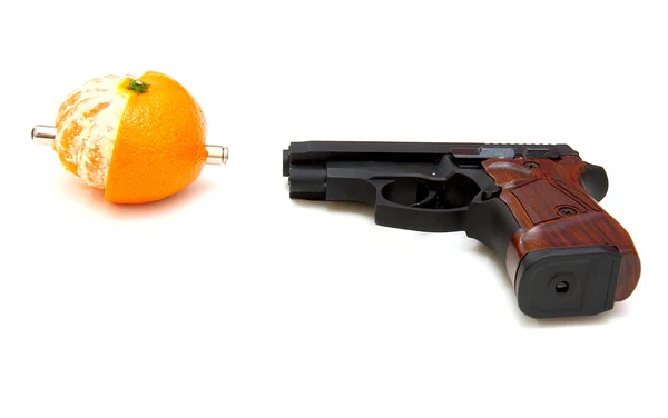 A close up egy pisztolyt egy mandarin — Stock Fotó