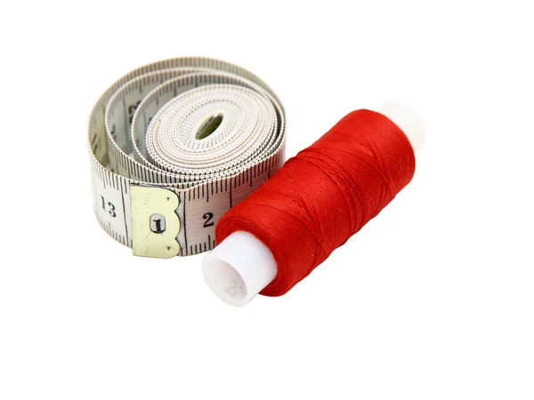 La bobina de un hilo rojo con centímetro — Foto de Stock