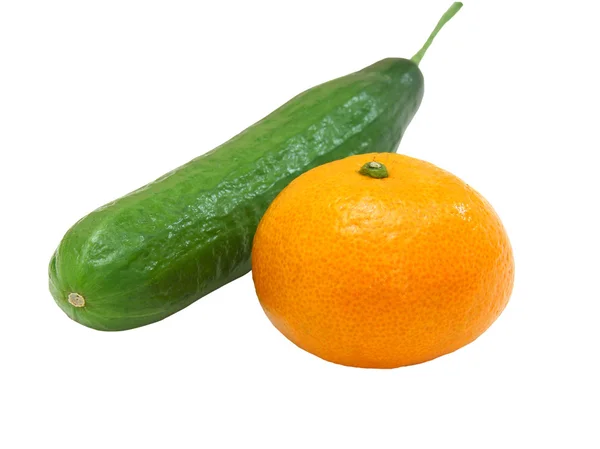 Il cetriolo verde fresco con un mandarino — Foto Stock