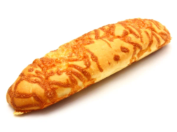 Il pane lungo rubicondo di pane è ricoperto da formaggio — Foto Stock