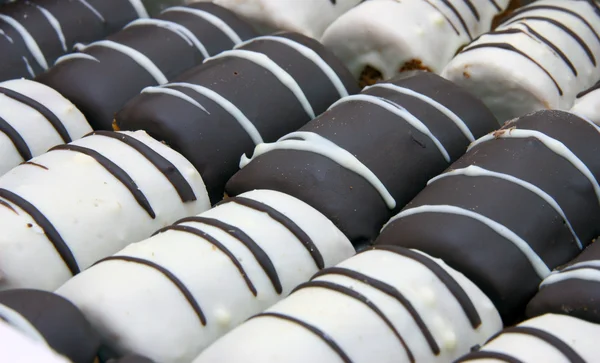 Mini Çikolata pasta şeritler yukarıdan ile yuvarlak — Stok fotoğraf