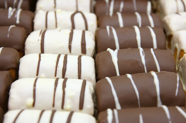 Mini Çikolata pasta şeritler yukarıdan ile yuvarlak — Stok fotoğraf