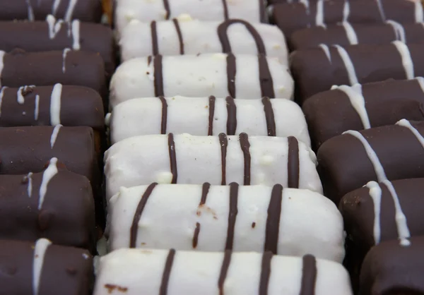 Круглый мини-шоколадный пирог с полосками сверху — стоковое фото